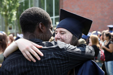 Bremen  Deutschland  ein Mann umarmnt seine Freundin nach ihrer Abschlussfeier