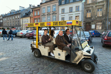 Krakau  Polen  Elektroauto mit Touristen auf der Ulica Szeroka im Stadtteil Kazimierz