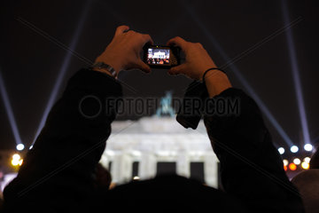 Berlin  Deutschland  Besucher fotografiert das beleuchtete Brandenburger Tor