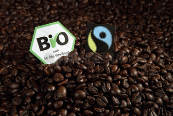 Berlin  Deutschland  Kaffeebohnen mit EG-Bio- und Fair-Trade-Siegel