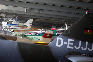 Beromuenster  Schweiz  Blick in eine Flugzeughalle