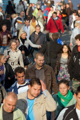 Warschau  Polen  Passanten waehrend der rush hour am Nachmittag am Rondo Romana Dmowskiego