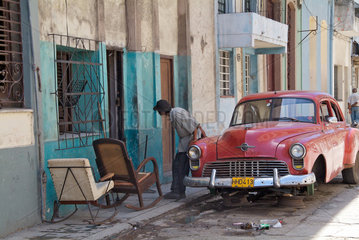 Havanna  Kuba  ein privates Taxi in Althavanna wird repariert