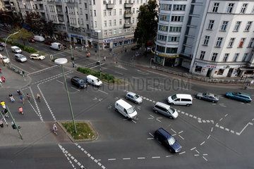Berlin  Deutschland  Autos auf der Strassenkreuzung am Hermannplatz