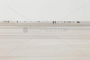 Sankt Peter-Ording  Deutschland  Touristen spazieren am Strand von Sankt Peter