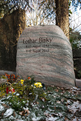 Berlin  Deutschland  Grab von Lothar Bisky auf dem Dorotheenstaedtischen Friedhof