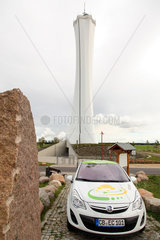 Teichland  Deutschland  Elektroauto CETOS vor dem Aussichtsturm im Erlebnispark Teichland