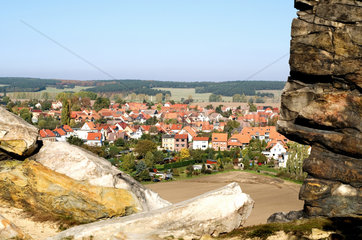Thale  Deutschland  Blick von der Teufelsmauer auf die Ortschaft Weddersleben