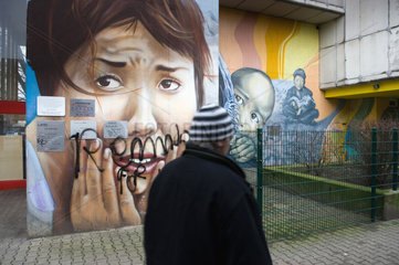 Berlin  Deutschland  Street-Art an der Wand eines Wohnhauses