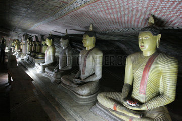 Dambulla  Sri Lanka  verschiedene Buddhafiguren im Hoehlentempel von Dambulla