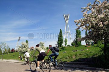 Berlin  Deutschland  Radfahrer fahren durch den Mauerpark in Prenzlauer Berg