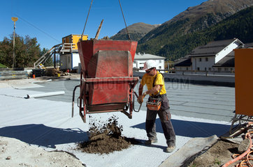 Samedan  Schweiz  ein Bauarbeiter auf einer Baustelle fuer neue Wohnhaeuser