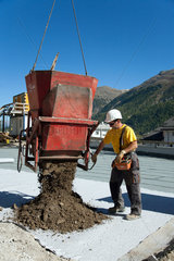 Samedan  Schweiz  ein Bauarbeiter auf einer Baustelle fuer neue Wohnhaeuser