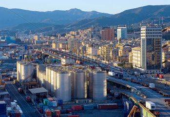 Genua  Italien  Silos fuer chemische Produkte im Hafen von Genua