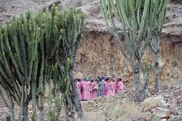 Zala Zembaba  Aethiopien  Kinder stehen in einer Gruppe an einem Hang