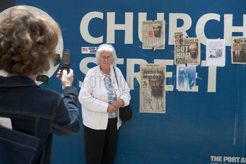 New York City  USA  Menschen lassen sich am Zaun von Ground Zero fotografieren