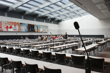 Berlin  Deutschland  Tag der offenen Tuer im Reichstag  Besucher im SPD-Fraktionssaal