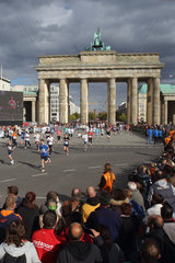 Berlin  Deutschland  Jugendliche laufen beim Mini-Marathon durch das Brandenburger Tor