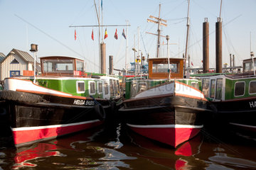 Hamburg  Deutschland  Barkassen liegen im Hafen an