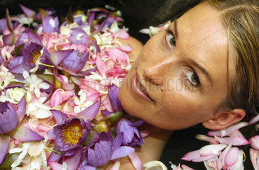 Wadduwa  Sri Lanka  ein Frau nimmt ein ayurvedisches Blumenbad