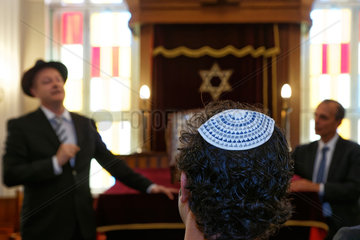 Berlin  Deutschland  Rabbiner und Besucher in der Synagoge Fraenkelufer