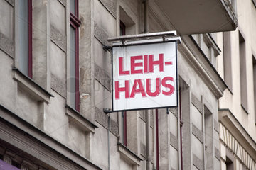 Berlin  Deutschland  Schild mit der Aufschrift Leihhaus