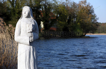 Lindow  Deutschland  die Schoene Nonne von Lindow  das Wahrzeichen der Stadt