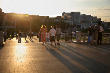 Minsk  Weissrussland  Passanten auf dem Platz vor der Heiliggeist-Kathedrale im Altstadt