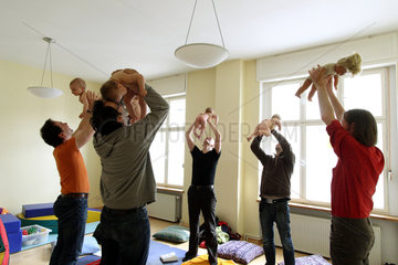 Berlin  Deutschland  Maenner mit ihren Babys