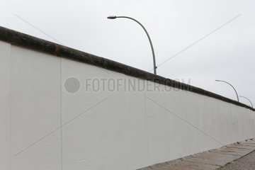 Berlin  Deutschland  Rueckseite der Berliner Mauer an der East-Side-Gallery