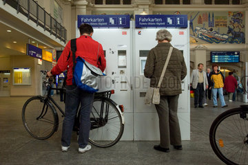 Bremen  Deutschland  Bahnreisende an einem Fahrkartenautomat