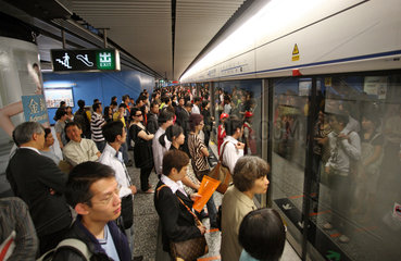 Hong Kong  China  Menschen in einer U-Bahn-Station warten auf den Zug