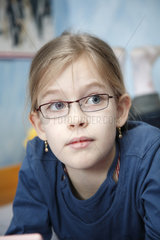 Hamburg  Deutschland  Portrait eines neunjaehrigen Maedchens mit Brille