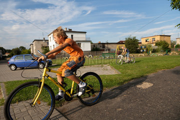 Kobylin  Polen  Jungs fahren mit dem Fahrrad