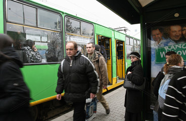Posen  Polen  Menschen an einer Strassenbahnhaltestelle