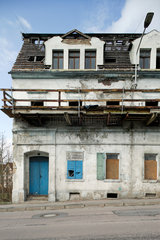Freiberg  Deutschland  Ruine eines Wohngebaeudes steht zum Verkauf