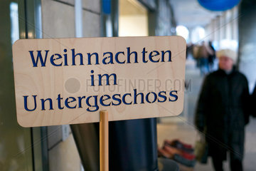 Berlin  Deutschland  Schild mit der Aufschrift: Weihnachten im Untergeschoss