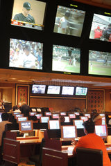 Las Vegas  Menschen machen Sportwetten an Bildschirmen