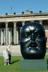 Berlin  Bronzefigur im Lustgarten