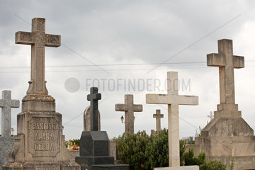 Alcudia  Mallorca  Spanien  Grabkreuze auf dem staedtischen Friedhof