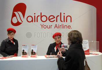 Berlin  Deutschland  Zwei junge Stewardessen der Fluglinie Air Berlin auf der ITB