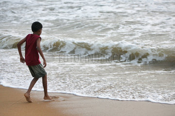 Wadduwa  Sri Lanka  Ein Junge am Strand des Indischen Ozeans