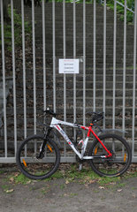 Berlin  Deutschland  ein Fahrrad wurde verbotener Weise an einem Gitter angeschlossen