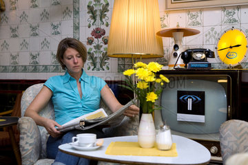 Berlin  Deutschland  eine Frau in einem Cafe mit Retro-Einrichtung