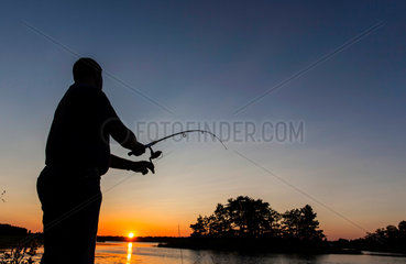 Kalmar  Schweden  Mann angelt bei Sonnenuntergang
