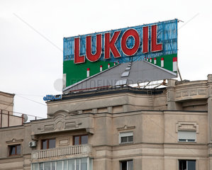 Bukarest  Rumaenien  eine Fassadenwerbung von Lukoil auf einem Wohngebaeude