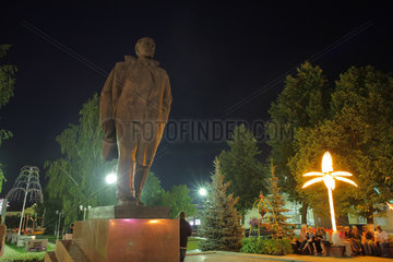 Pastavy  Weissrussland  Leninskulptur am zentralen Platz  daneben leuchtet eine Kunstpalme
