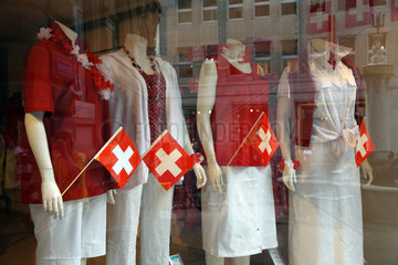 Basel  Schweiz  Schaufensterpuppen mit Schweizer Fahnen