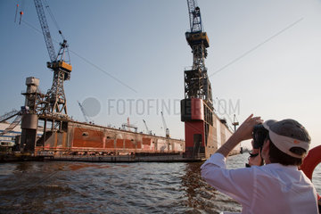 Hamburg  Deutschland  Tourist fotografiert das Dock einer Werft auf einer Hafenrundfahrt