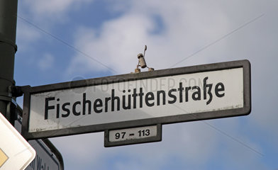 Berlin  Deutschland  Street-Yogi auf einem Strassenschild in der Fischerhuettenstrasse
